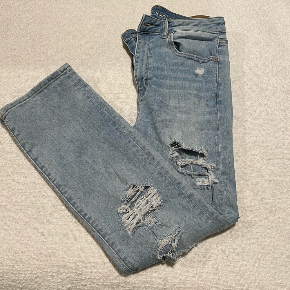 American Eagle Distressed Denium Mom Jeans